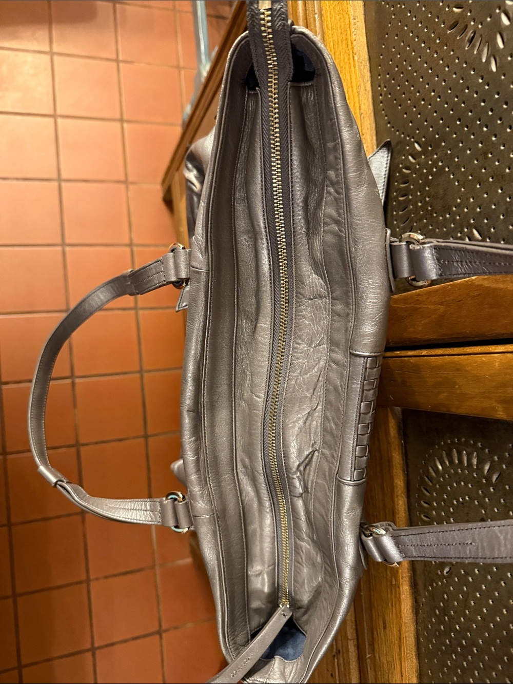 Platinum ,quality leather,purse with great details. Excellent Cole Hahn. - Picture 4 of 7